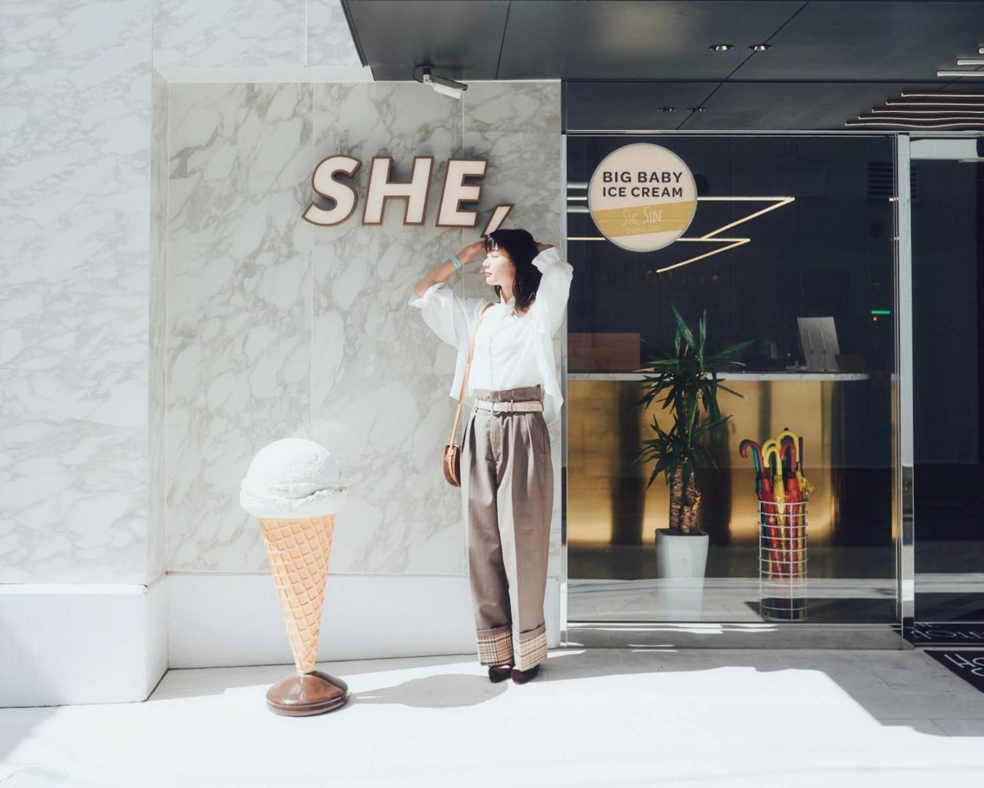 She, Hotel